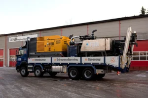 Det senaste tillskottet är den tre veckor gamla borriggen från norska Qmatec Drilling, en allsidig borrigg med svängbom och kapacitet att borra i större dimensioner mot tidigare modeller i denna typ av storlek.