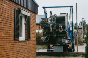borrigg på lastbil vid hus