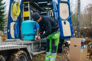 man arbetar med värmepump