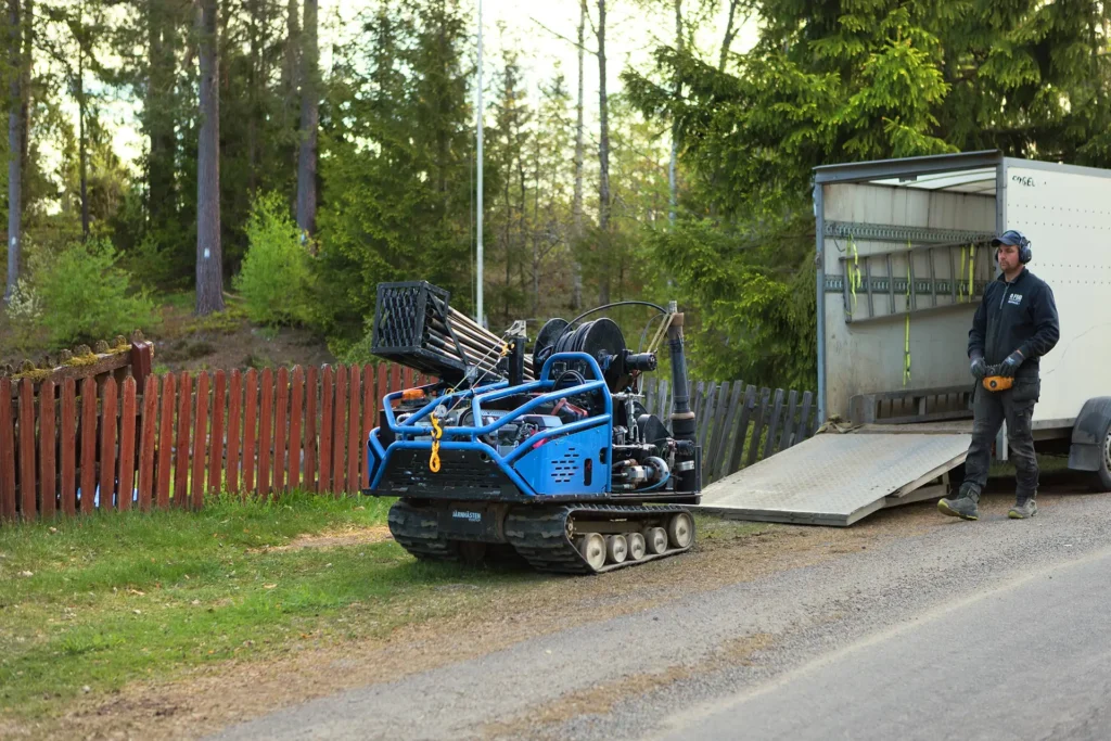 Person utomhus styr maskin för bättre vattenförsörjning