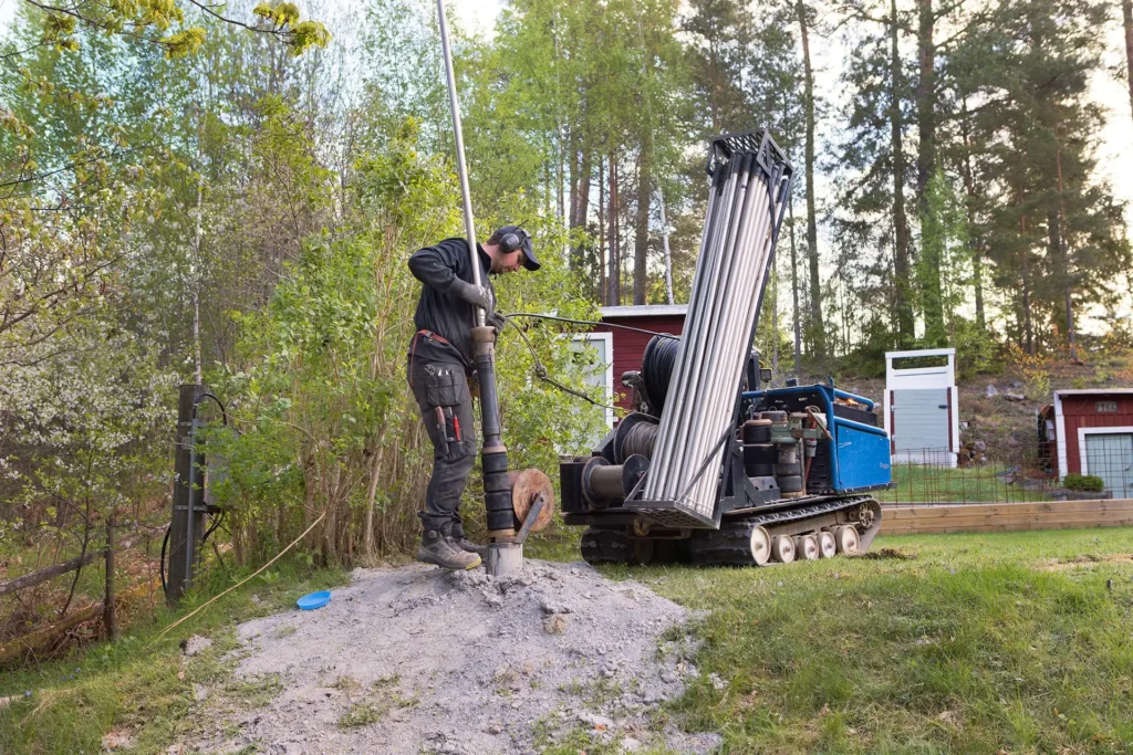 Person utomhus jobbar med kapacitetshöjning av vatten genom tryckning